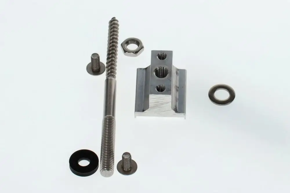 Halterungs-Set von Bosch mit verschiedenen Metallteilen, darunter Schrauben, eine Kunststoffdichtung und eine Halterung mit mehreren Bohrungen.